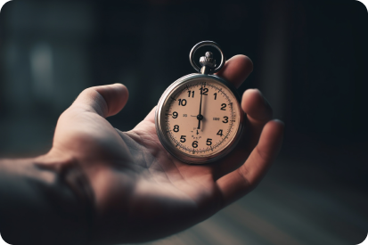 Main ouverte tenant une montre à gousset ou un chronomètre vintage, symbolisant la réactivité et la rapidité d'un dépannage de climatisation à Béziers.